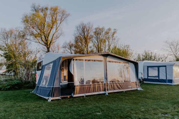 Surf-N-Sail-Makkum-Familia-Caravan-Verhuur